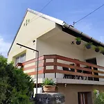 By Interhome * ティハニ
